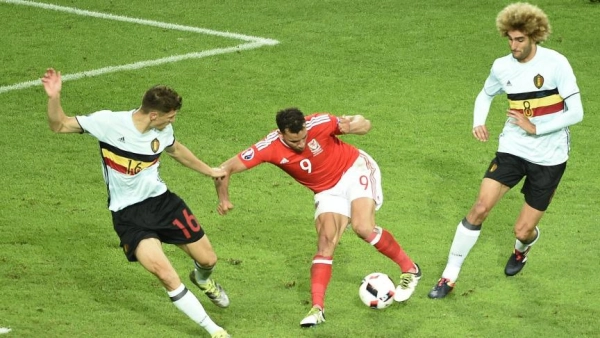 robson kanu sending the belgium defence for hotdogs